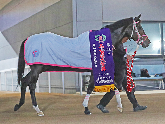 アピーリングルックが名古屋大賞典(Jpn3)で紅一点ながら見事に重賞初勝利!